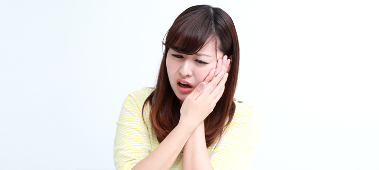 エナメル質が溶けると虫歯のリスクが高まり酸蝕症を引き起こします。