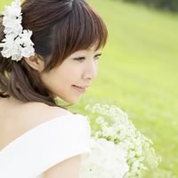 ウェディングドレスを着た女性